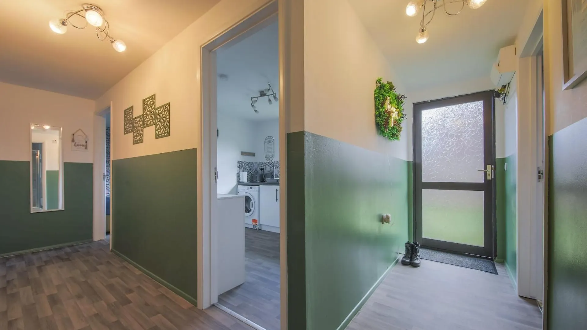 Thorpe Park Lodge Ground Floor Detached With 2 Free Gated Parking Spaces Thorpe (Surrey)