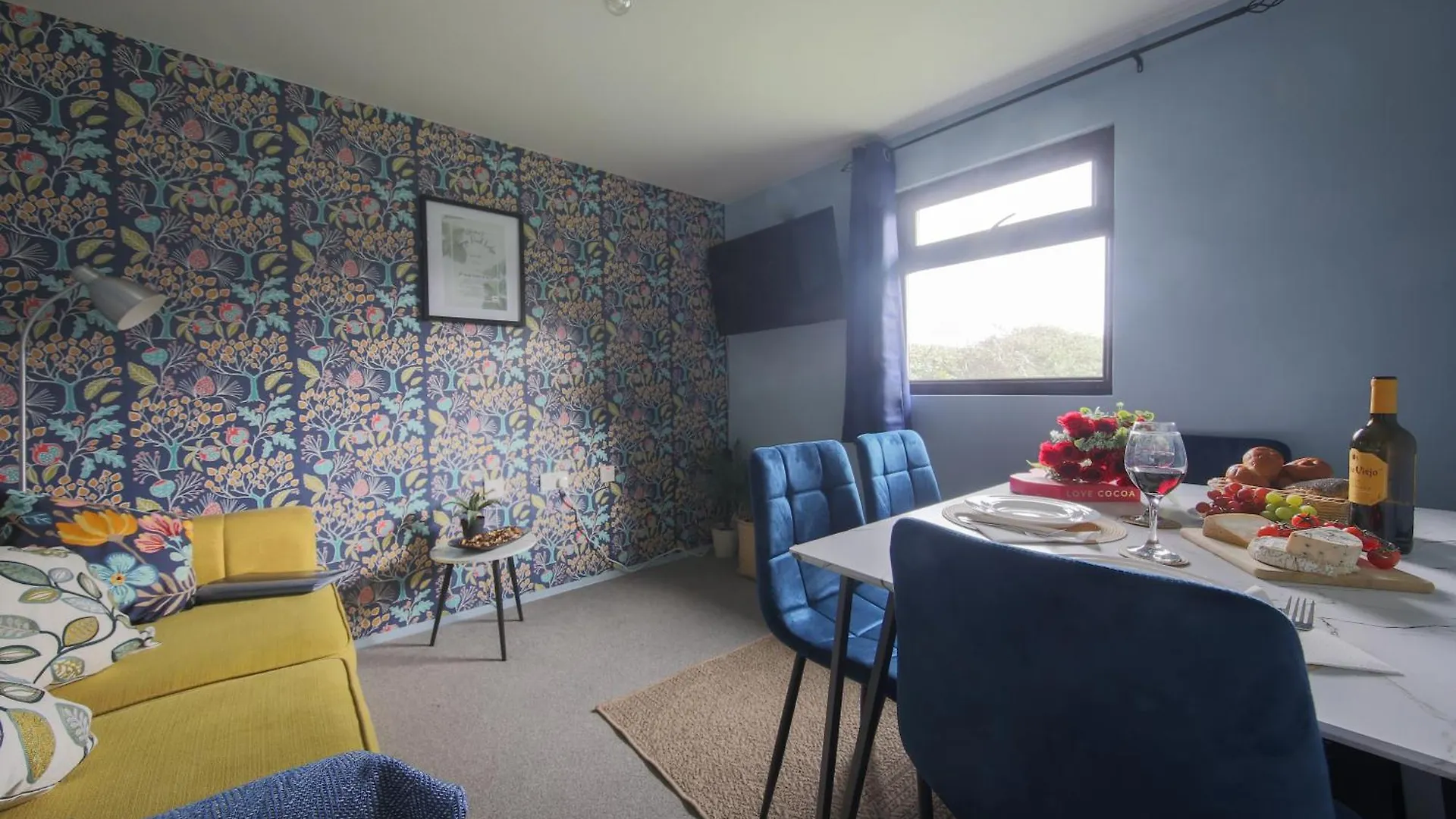 Thorpe Park Lodge Ground Floor Detached With 2 Free Gated Parking Spaces Thorpe (Surrey)