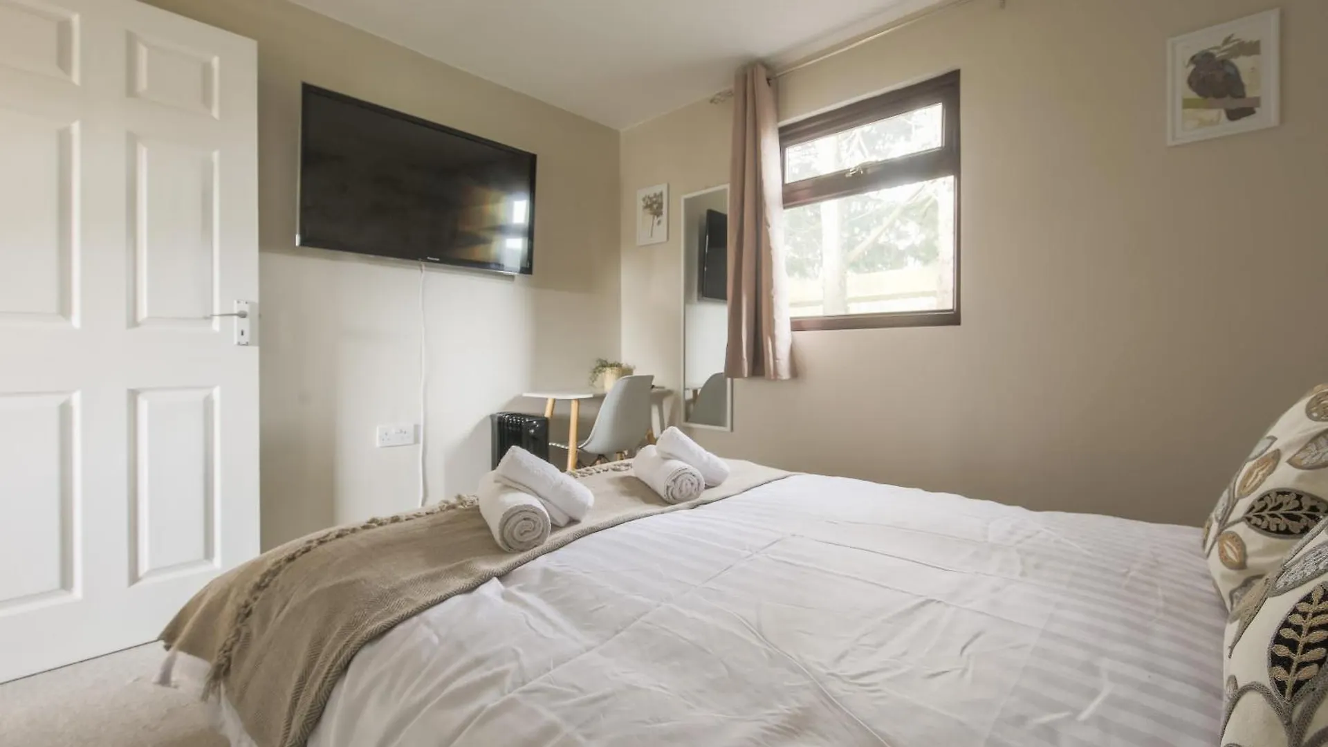 Thorpe Park Lodge Ground Floor Detached With 2 Free Gated Parking Spaces Thorpe (Surrey)